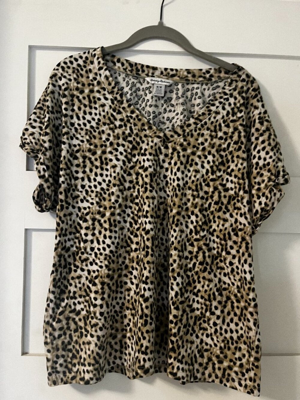 Tommy Bahama leopard print v-neck t-shirt, size medium